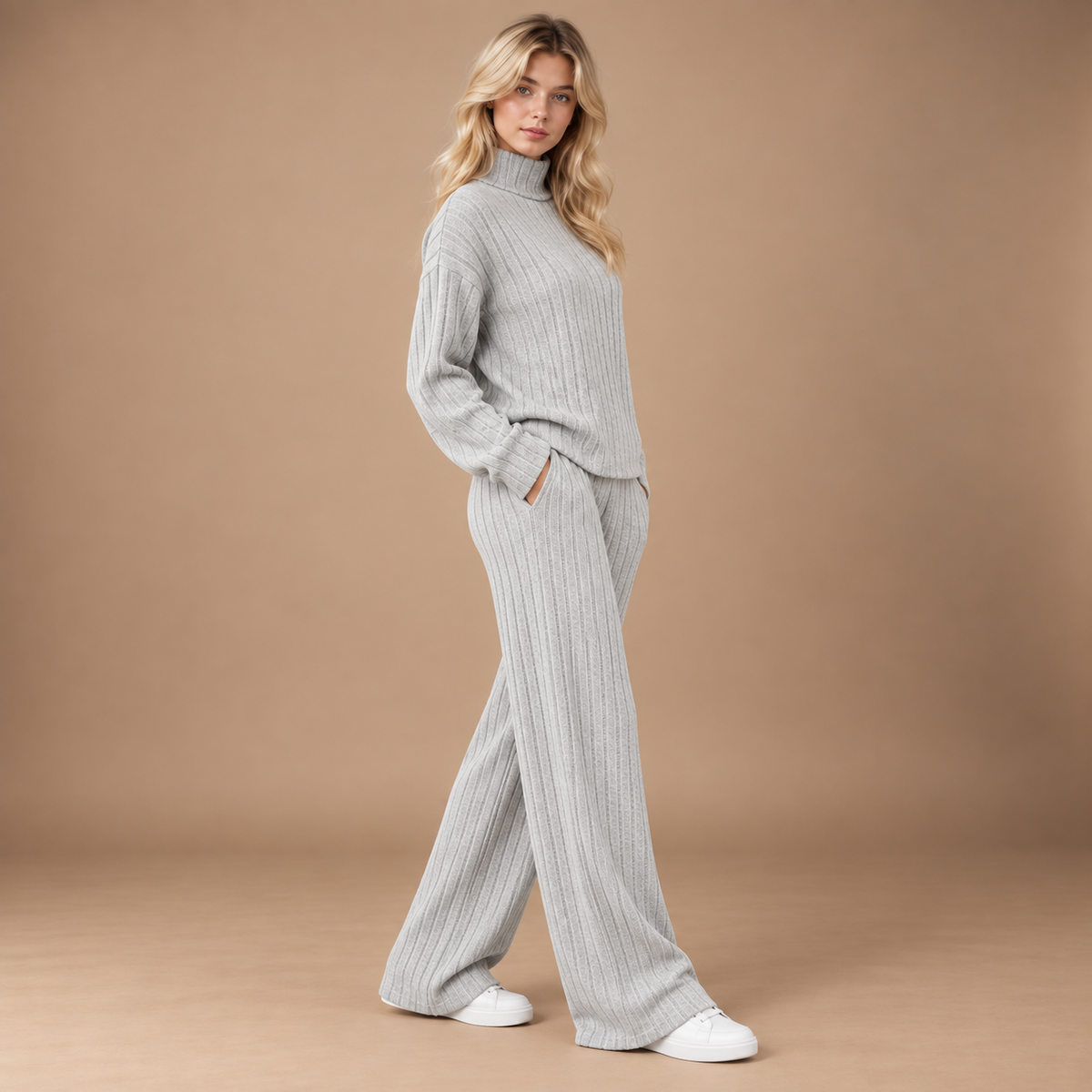 Close-up gebreide dames set lichtgrijs ribstructuur en coltrui
