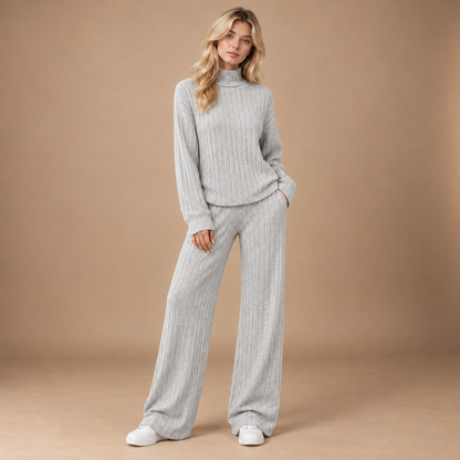 Gebreide dames set lichtgrijs coltrui en wijde broek studio vooraanzicht