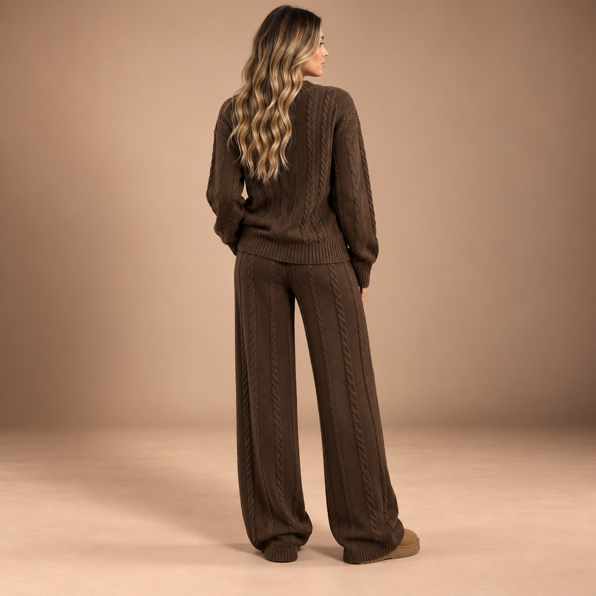 Bruine gebreide dames set met wide leg broek – achteraanzicht