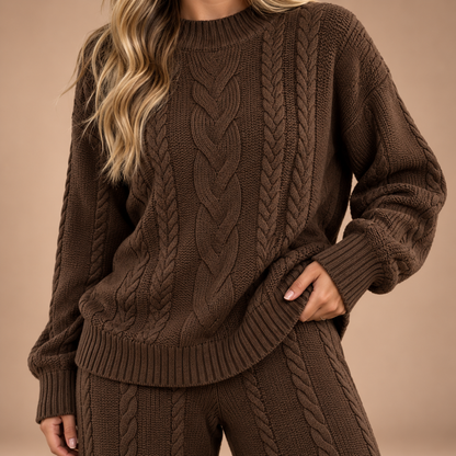 Detail van bruine kabelgebreide dames set – trui en broek