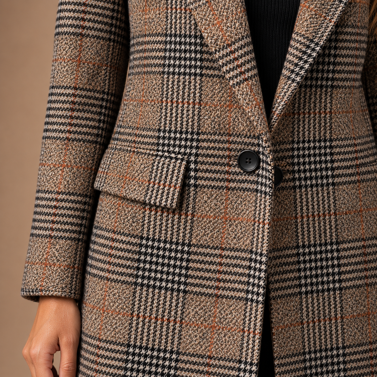 Geruite blazer dames in khaki – detail van ruitpatroon, knoop en klepzak