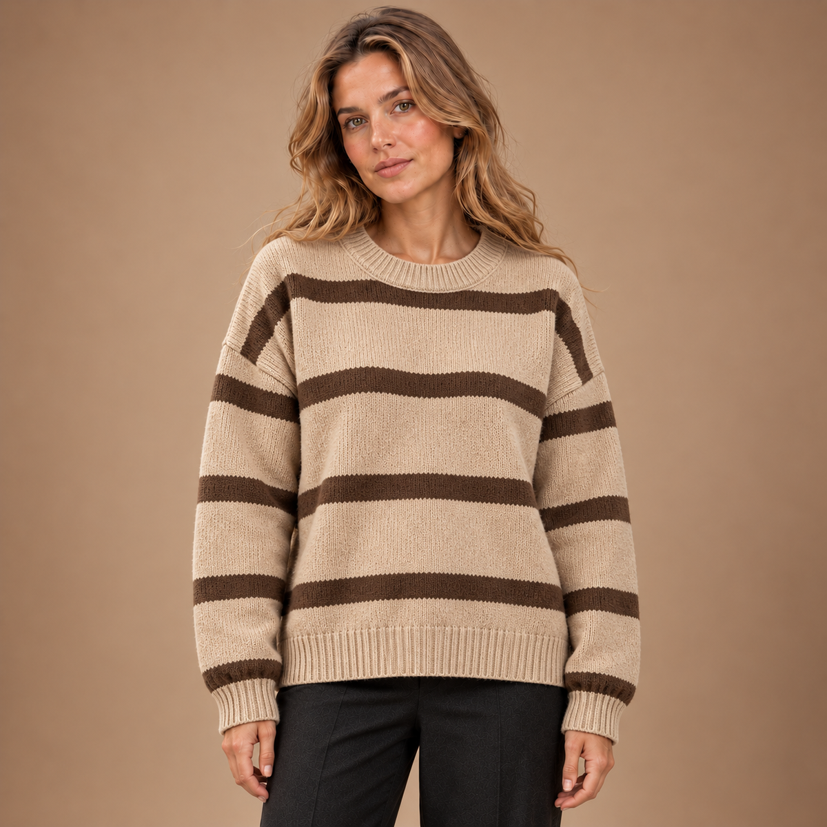 Gestreepte Trui Dames – Gebreide Pullover met Ronde Hals in khaki – vooraanzicht met model