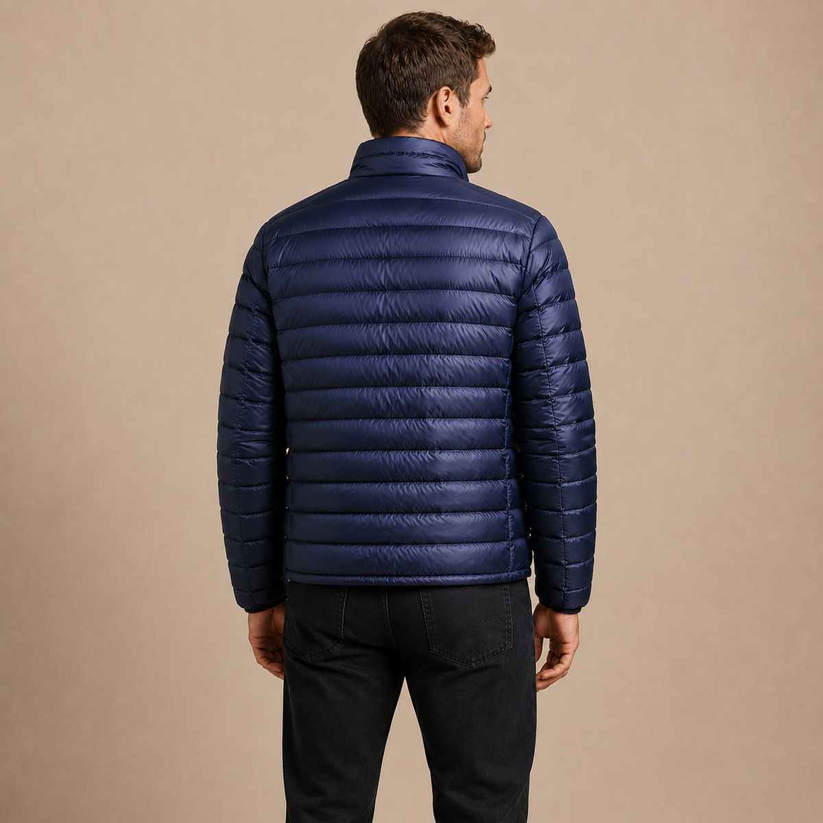 Heren Tussenjas Gewatteerd - Puffer Jas met Rits en Opstaande Kraag in navy – achteraanzicht op beige studioachtergrond