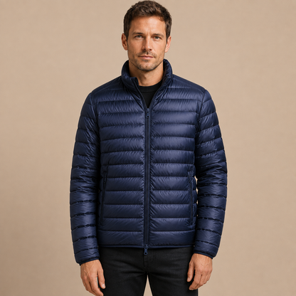 Heren Tussenjas Gewatteerd - Puffer Jas met Rits en Opstaande Kraag in navy – vooraanzicht op beige studioachtergrond