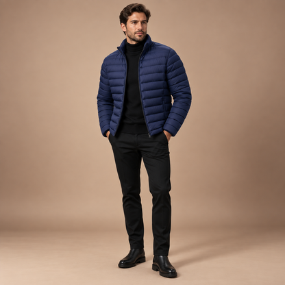 Marineblauwe gewatteerde winterjas heren met opstaande kraag volledige outfit