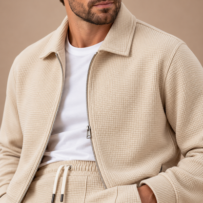 Detail van beige heren huispak met wafelstructuur en ritssluiting