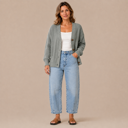 Jeans Dames Loose Fit - Spijkerbroek met Rechte Pijp en Cropped Lengte in blauw – vooraanzicht op beige studioachtergrond