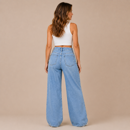 Jeans Dames Wide Leg - High Waist Spijkerbroek met Rechte Wijde Pijp in babyblauw – achteraanzicht op beige studioachtergrond
