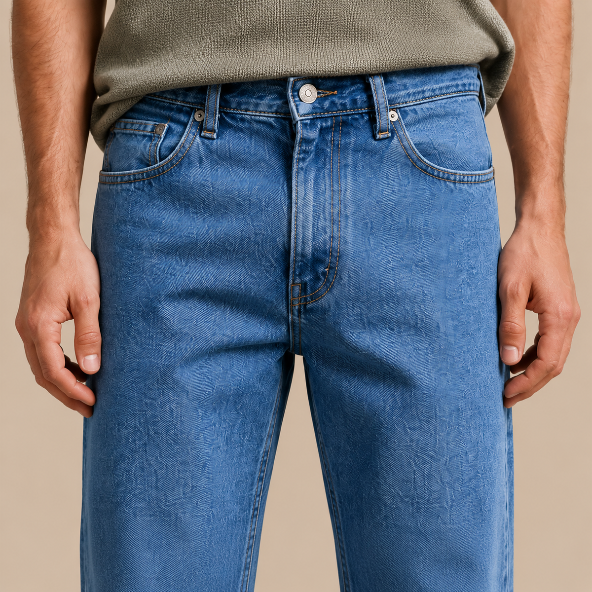 Detail van stevige jeans heren relaxed straight met tailleband en vijf zakken