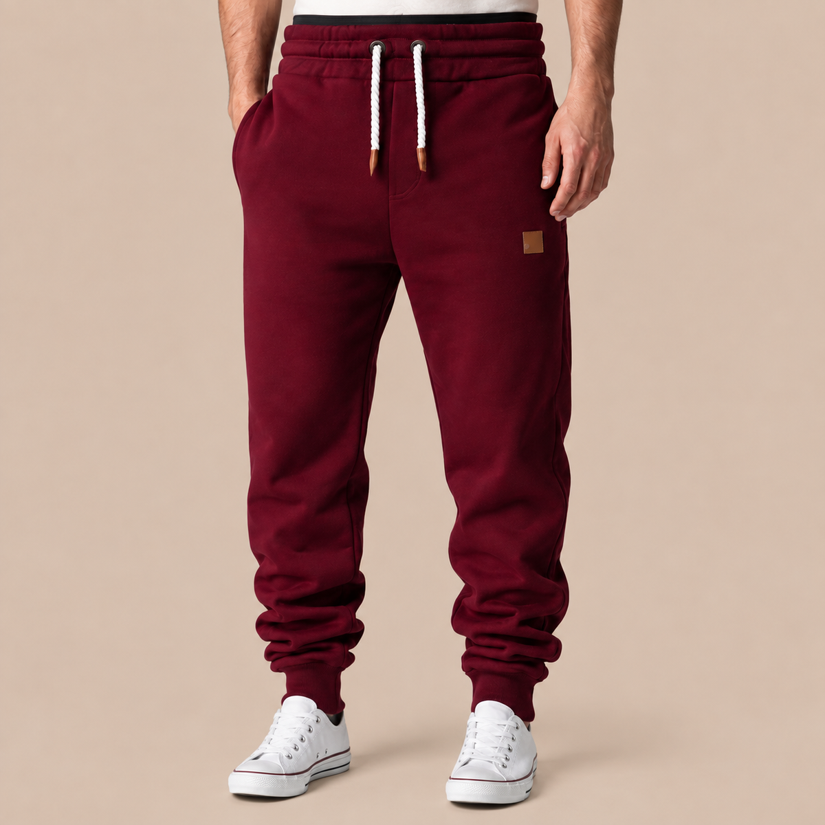 Joggingbroek Heren Casual - Sweatpants met Trekkoord Zijzakken en Elastische Boorden in bordeauxrood – productgericht vooraanzicht op beige studioachtergrond