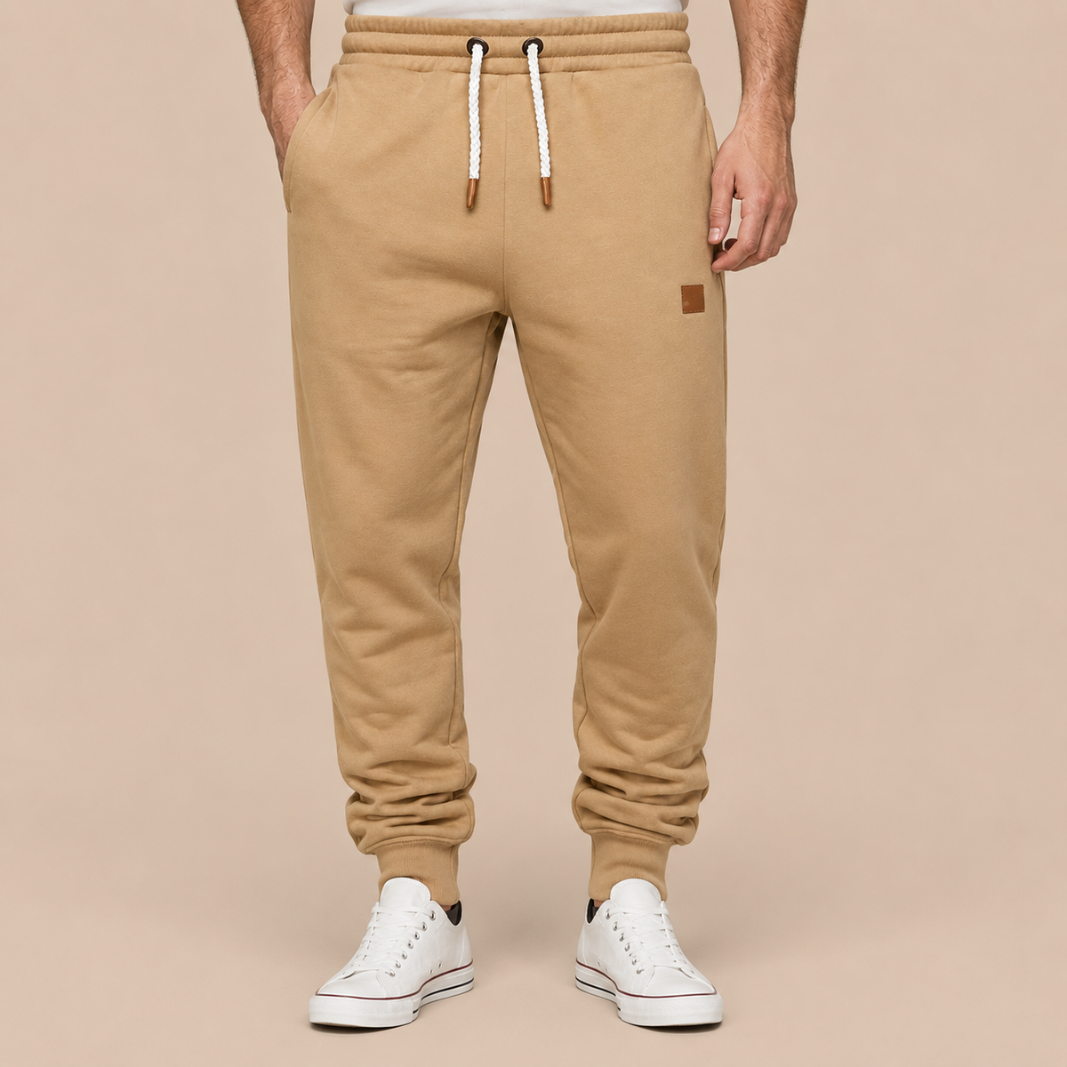 Joggingbroek Heren Casual - Sweatpants met Trekkoord Zijzakken en Elastische Boorden in khaki – productgericht vooraanzicht op beige studioachtergrond