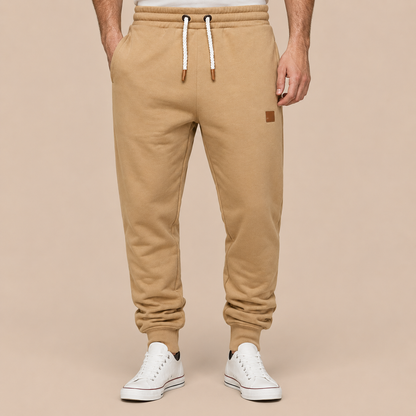 Joggingbroek Heren Casual - Sweatpants met Trekkoord Zijzakken en Elastische Boorden in khaki – productgericht vooraanzicht op beige studioachtergrond
