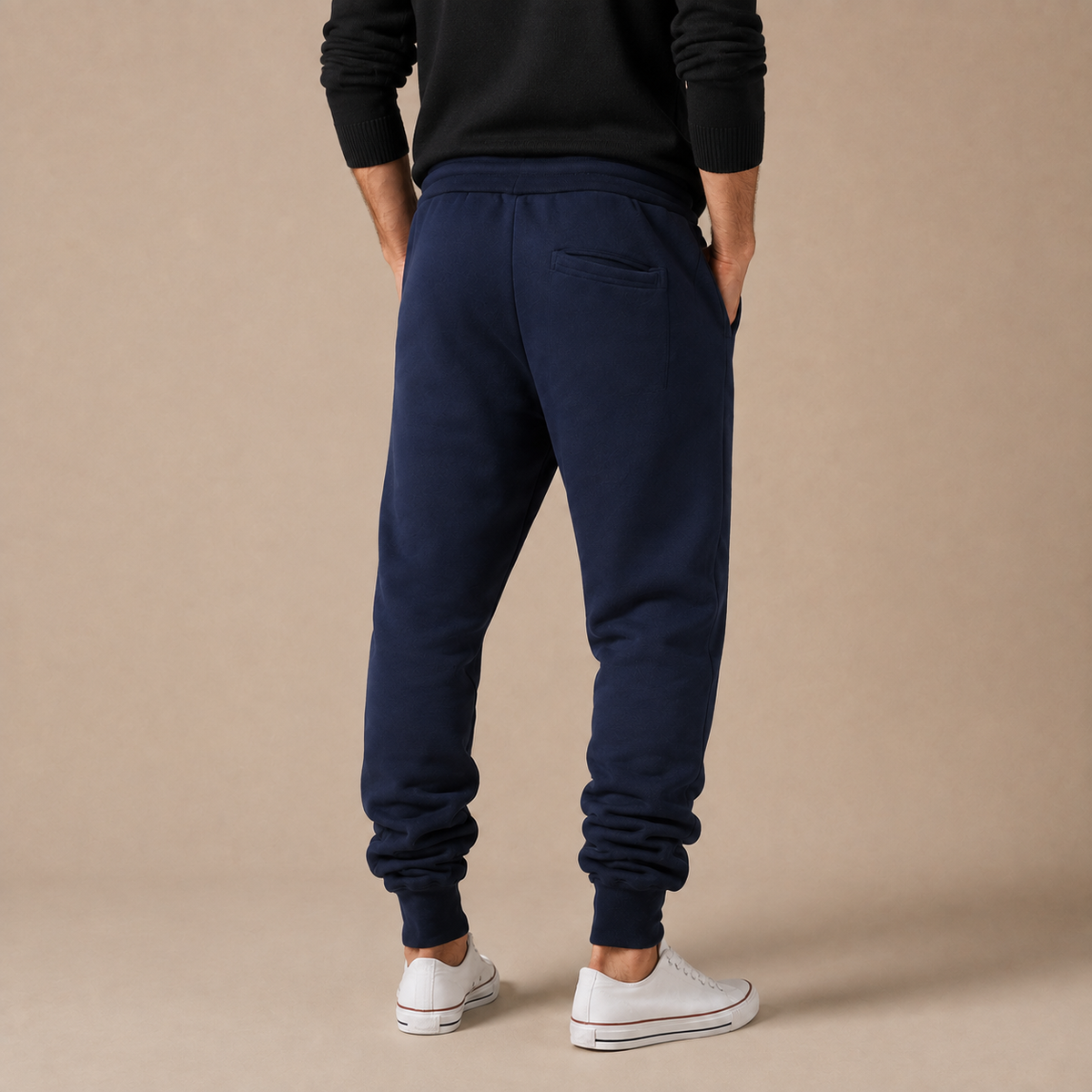 Joggingbroek Heren Casual - Sweatpants met Trekkoord Zijzakken en Elastische Boorden in marineblauw – achteraanzicht op beige studioachtergrond
