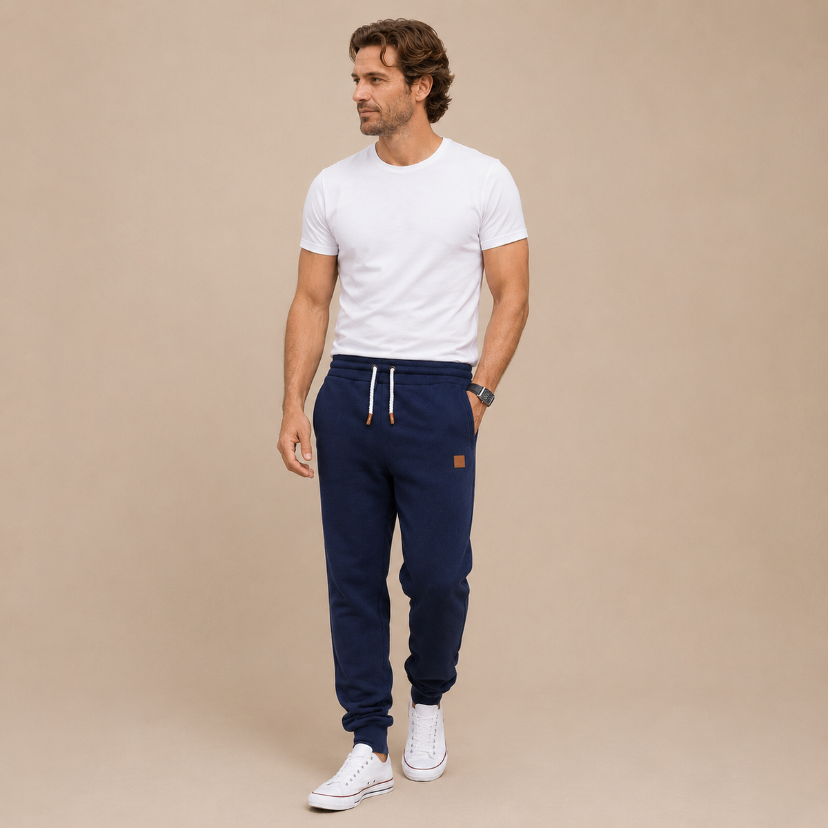 Joggingbroek Heren Casual - Sweatpants met Trekkoord Zijzakken en Elastische Boorden in marineblauw – lifestylebeeld op beige studioachtergrond