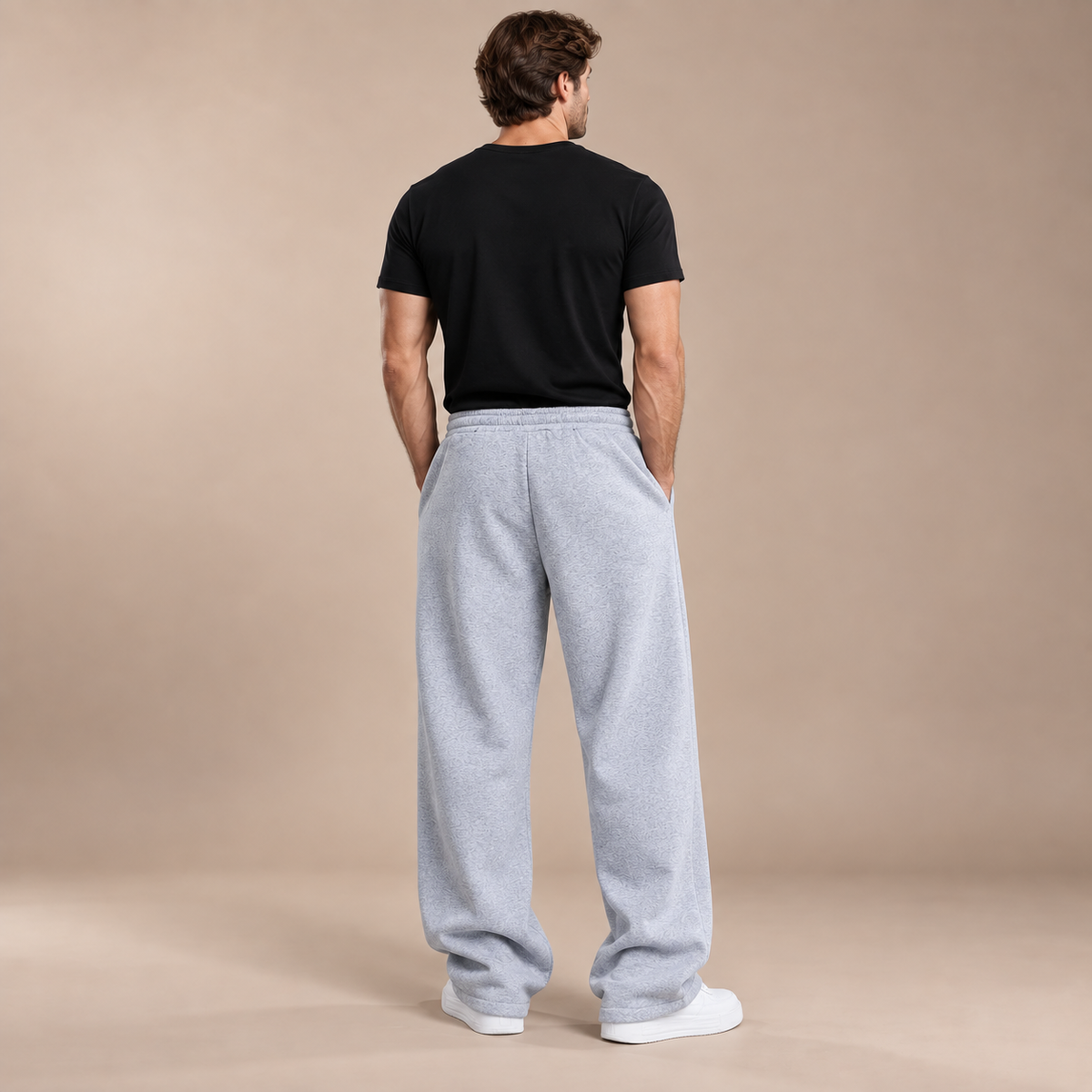 Achteraanzicht joggingbroek heren extra wide leg lichtgrijs studio