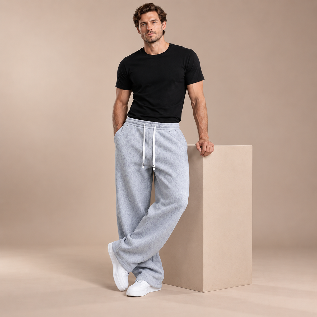 Joggingbroek heren extra wide leg lichtgrijs studiopose