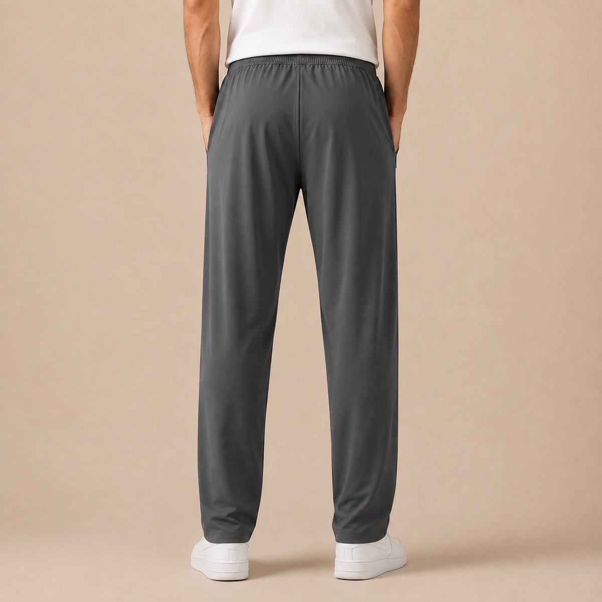 Joggingbroek Heren Lichtgewicht - Casual Trainingsbroek met Ritszakken en Trekkoord in grijs – achteraanzicht op beige studioachtergrond