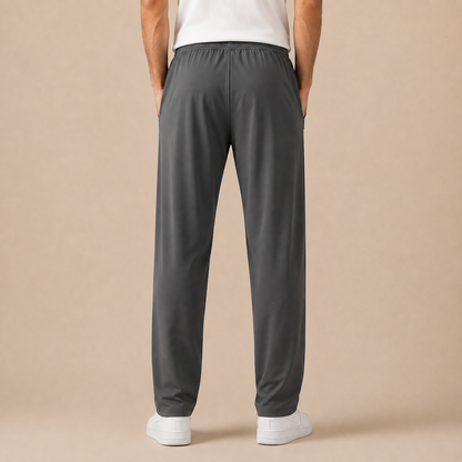 Joggingbroek Heren Lichtgewicht - Casual Trainingsbroek met Ritszakken en Trekkoord in grijs – achteraanzicht op beige studioachtergrond