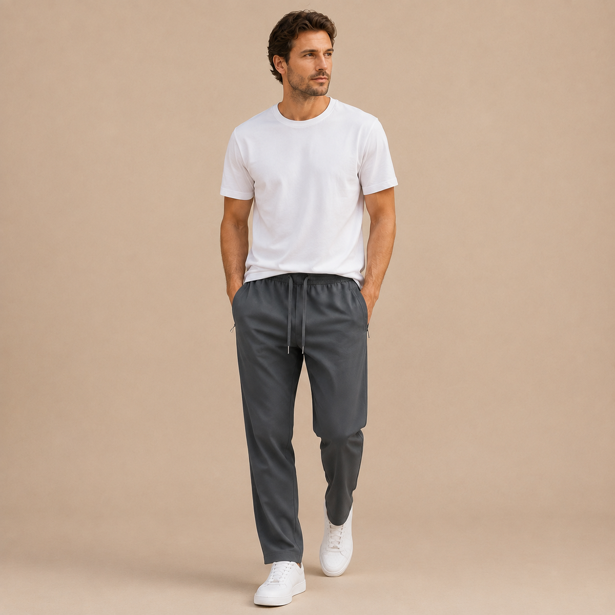 Joggingbroek Heren Lichtgewicht - Casual Trainingsbroek met Ritszakken en Trekkoord in grijs – lifestylebeeld op beige studioachtergrond
