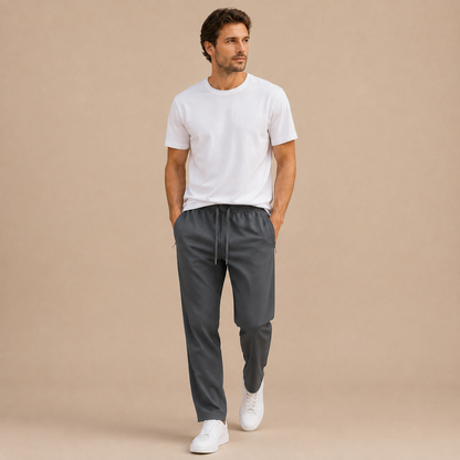 Joggingbroek Heren Lichtgewicht - Casual Trainingsbroek met Ritszakken en Trekkoord in grijs – lifestylebeeld op beige studioachtergrond