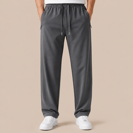 Joggingbroek Heren Lichtgewicht - Casual Trainingsbroek met Ritszakken en Trekkoord in grijs – productgericht vooraanzicht op beige studioachtergrond