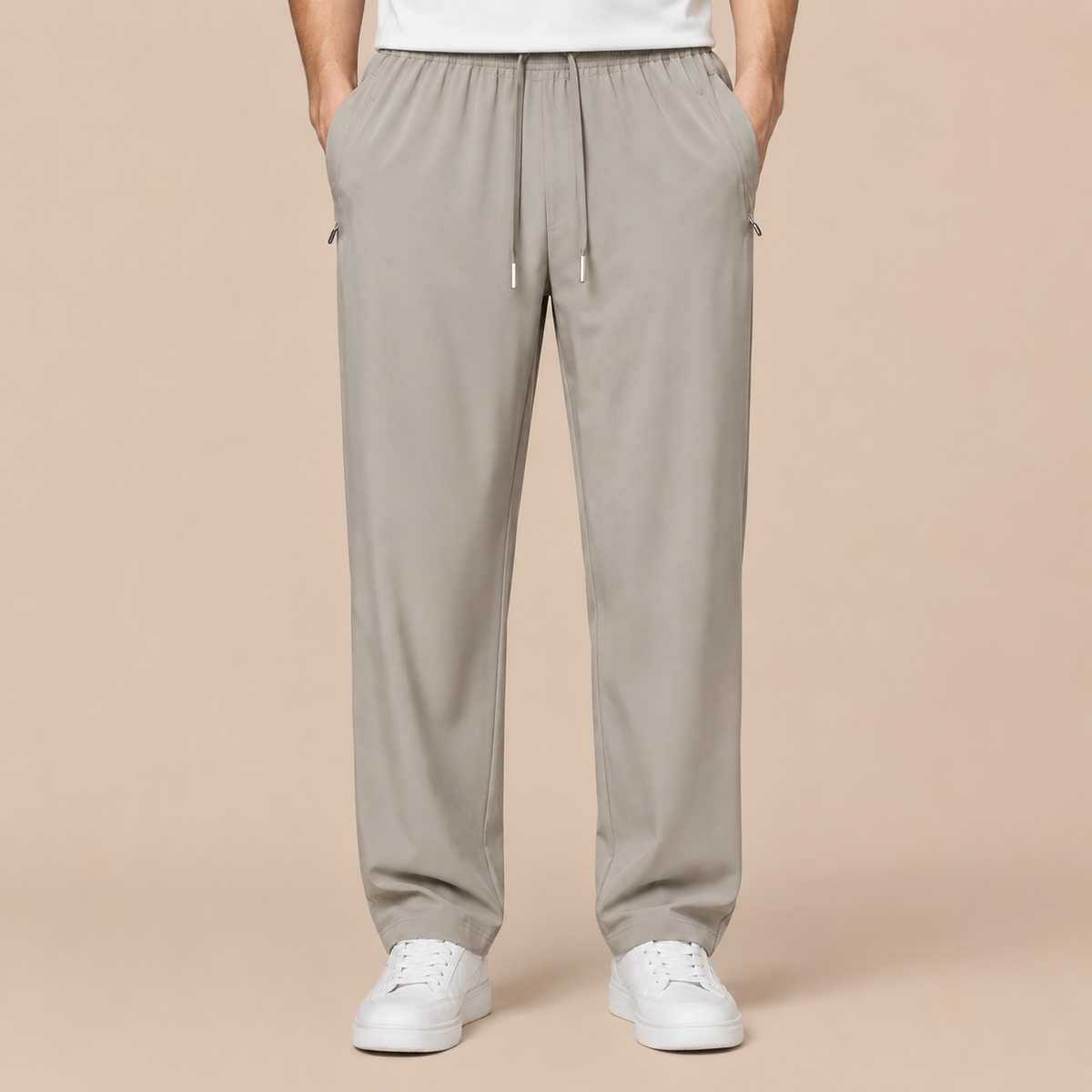 Joggingbroek Heren Lichtgewicht - Casual Trainingsbroek met Ritszakken en Trekkoord in khaki – productgericht vooraanzicht op beige studioachtergrond