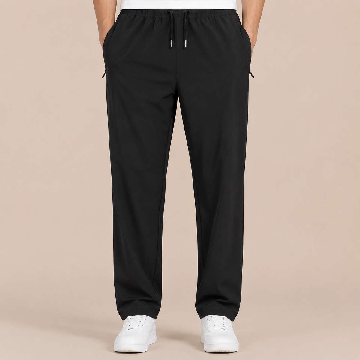 Joggingbroek Heren Lichtgewicht - Casual Trainingsbroek met Ritszakken en Trekkoord in zwart – productgericht vooraanzicht op beige studioachtergrond