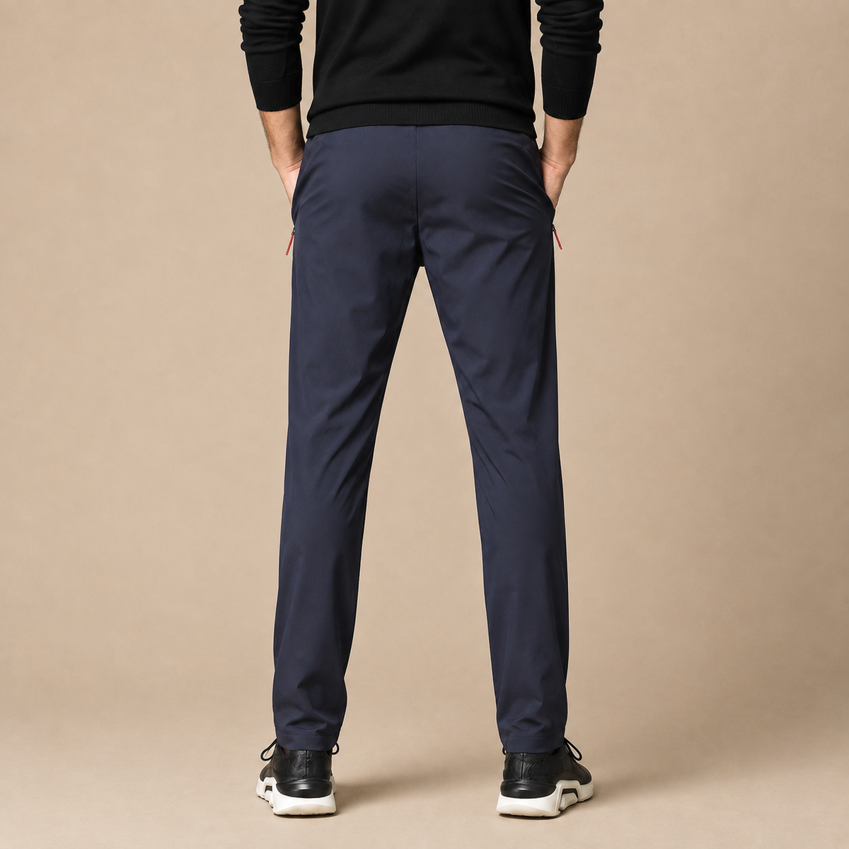 Joggingbroek Heren Sportief - Trainingsbroek met Ritszakken en Trekkoord in marineblauw – achteraanzicht op beige studioachtergrond