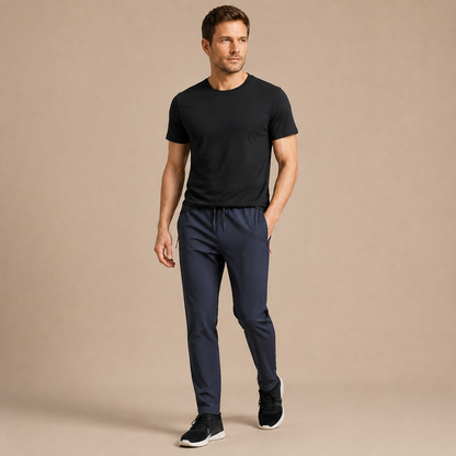 Joggingbroek Heren Sportief - Trainingsbroek met Ritszakken en Trekkoord in marineblauw – lifestylebeeld op beige studioachtergrond
