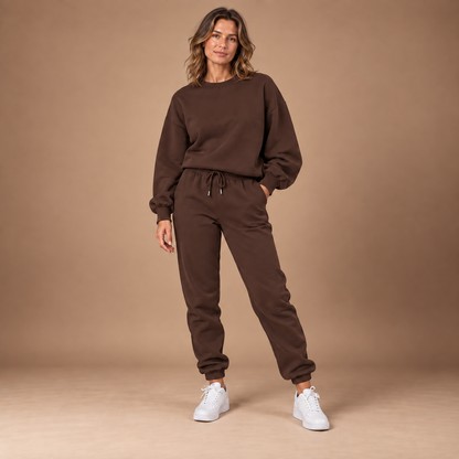 Joggingpak dames met sweatshirt en jogger in bruin – volledig outfitbeeld