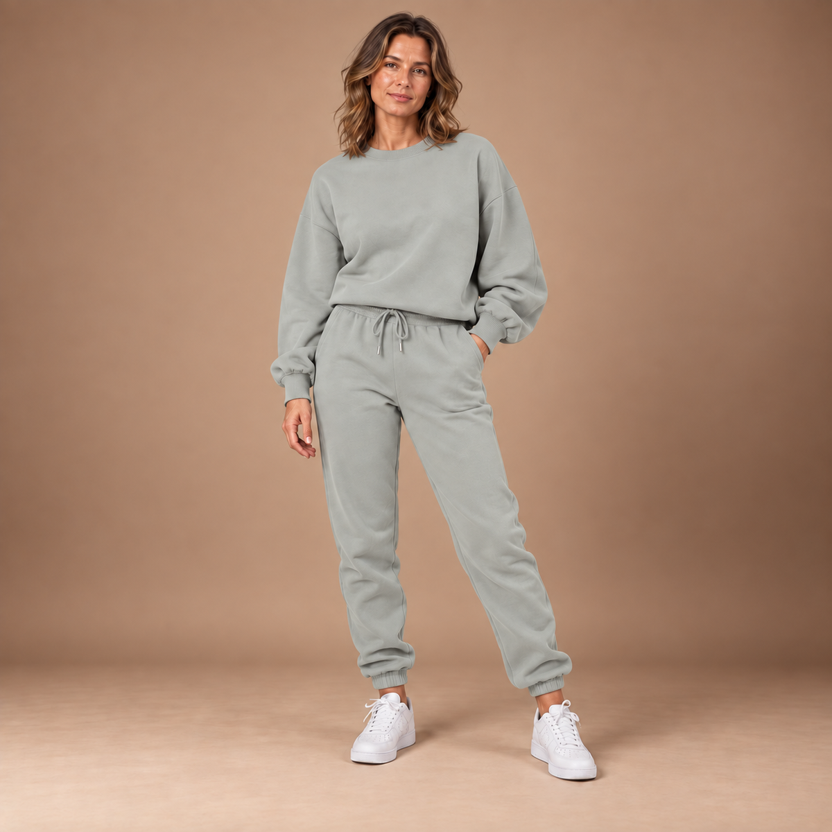 Joggingpak dames met sweatshirt en jogger in grijs – volledig outfitbeeld