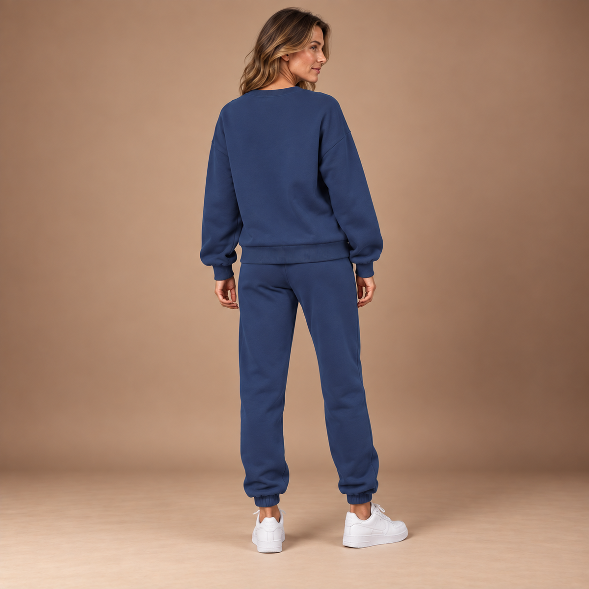 Joggingpak dames met sweatshirt en jogger in marineblauw – achterzijde