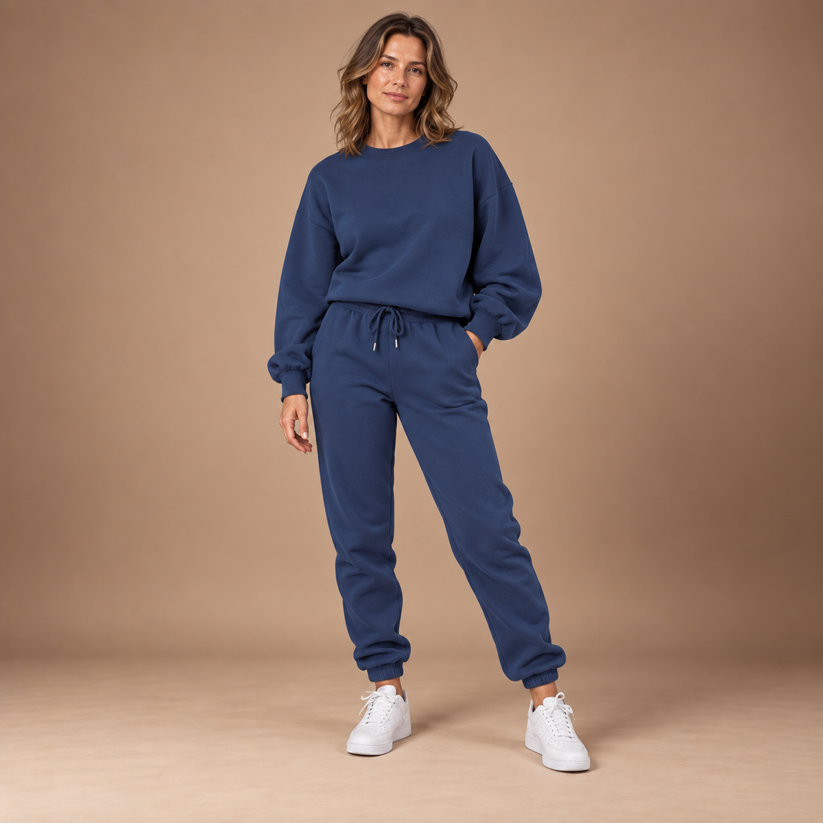 Joggingpak dames met sweatshirt en jogger in marineblauw – volledig outfitbeeld