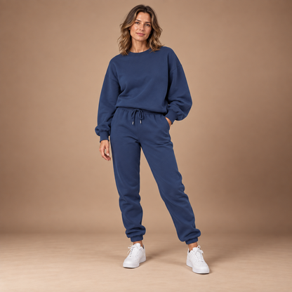 Joggingpak dames met sweatshirt en jogger in marineblauw – volledig outfitbeeld