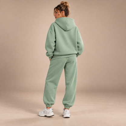 Joggingpak dames saliegroen - achteraanzicht met capuchon
