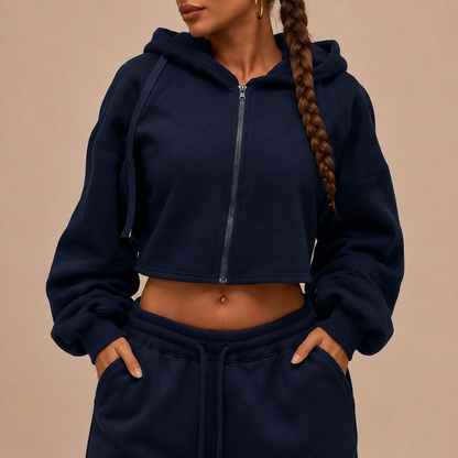 Detail van de korte ritshoodie, capuchon en tailleband van een donkerblauw joggingpak.