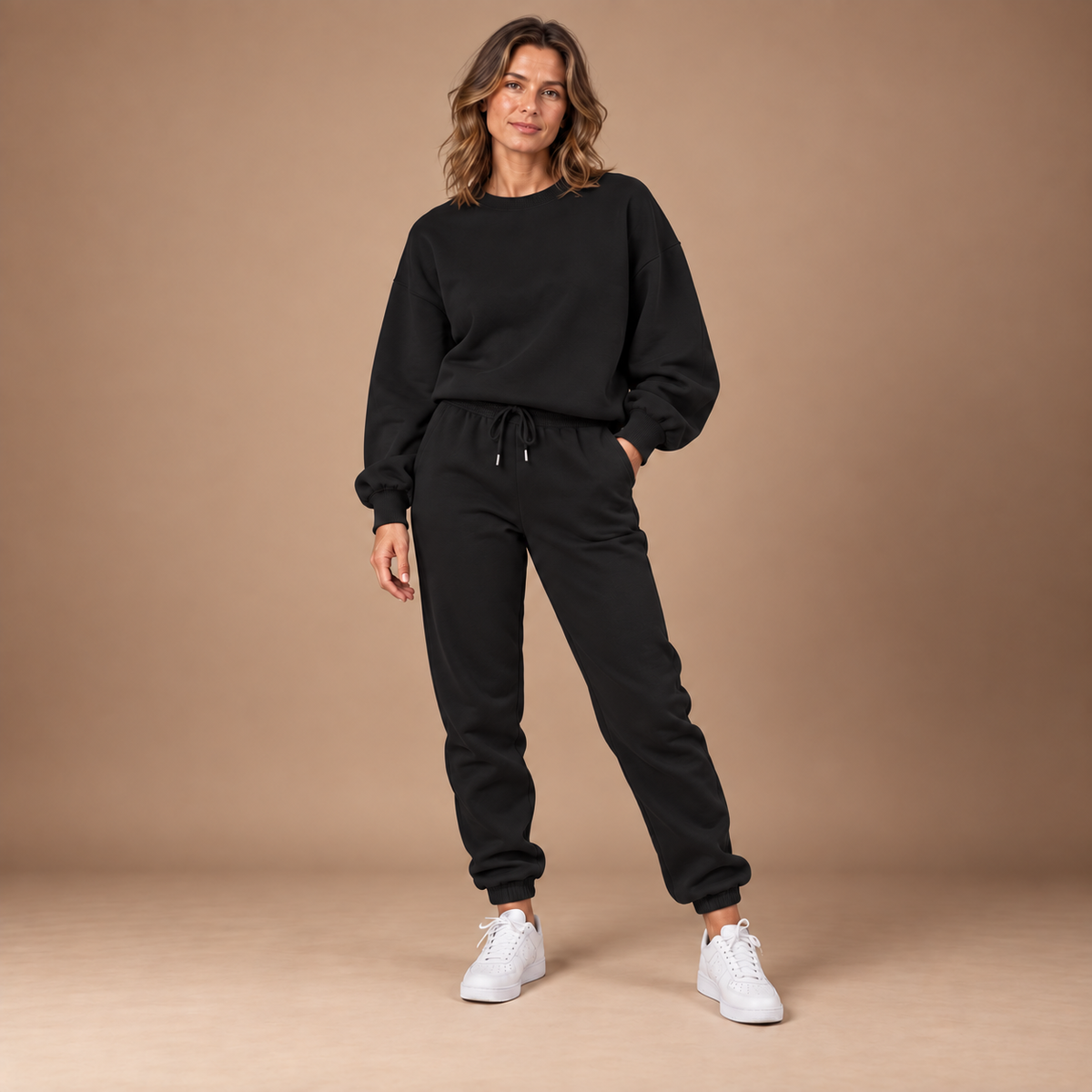 Joggingpak dames met sweatshirt en jogger in zwart – volledig outfitbeeld