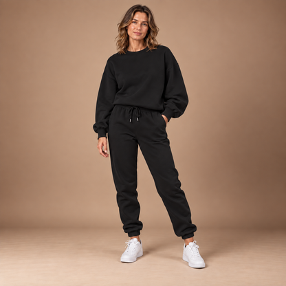 Joggingpak dames met sweatshirt en jogger in zwart – volledig outfitbeeld