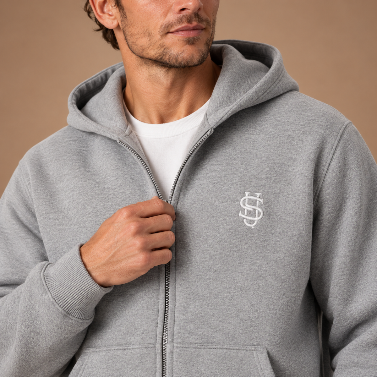 Joggingpak Heren – Set met Zip-Hoodie en Wijde Broek in lichtgrijs – detail ritssluiting en borduurwerk