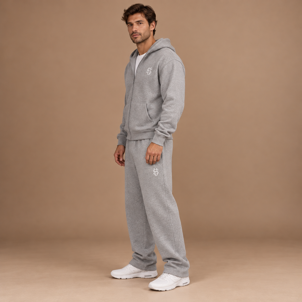 Joggingpak Heren – Set met Zip-Hoodie en Wijde Broek in lichtgrijs – zijaanzicht