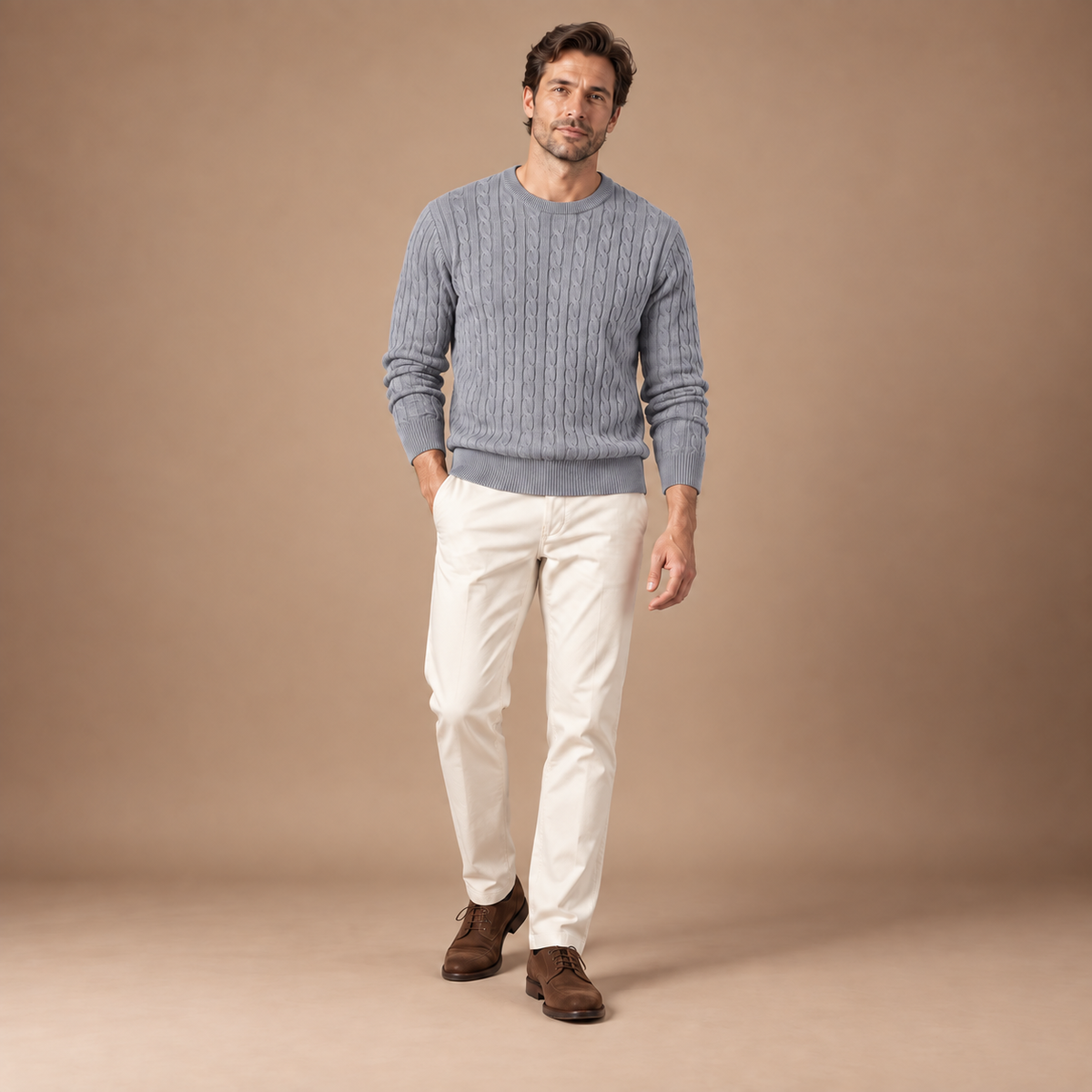 Gebreide trui heren met kabelpatroon en ronde hals in grijs – volledig outfitbeeld