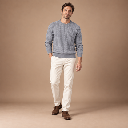 Gebreide trui heren met kabelpatroon en ronde hals in grijs – volledig outfitbeeld