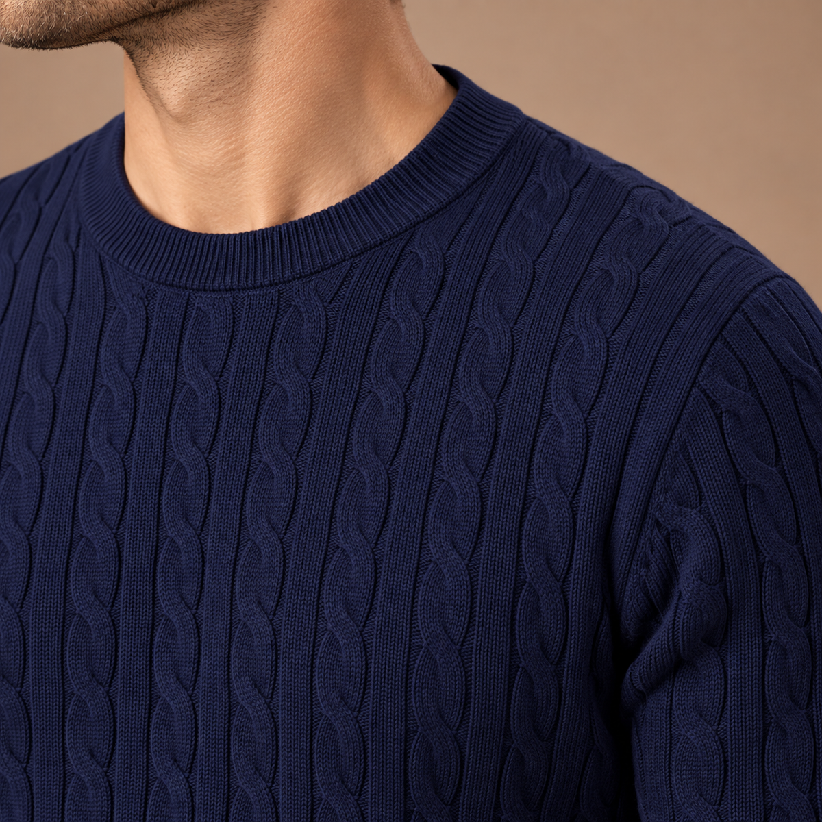 Gebreide trui heren met kabelpatroon en ronde hals in marineblauw – detail