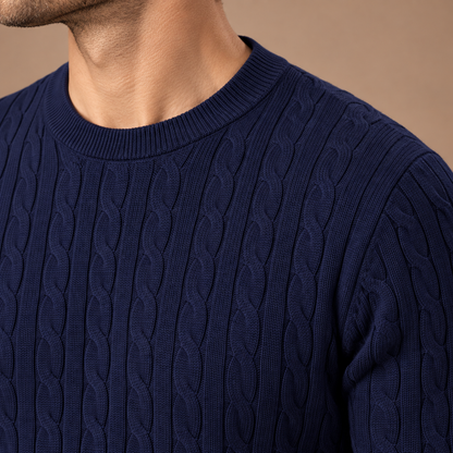 Gebreide trui heren met kabelpatroon en ronde hals in marineblauw – detail