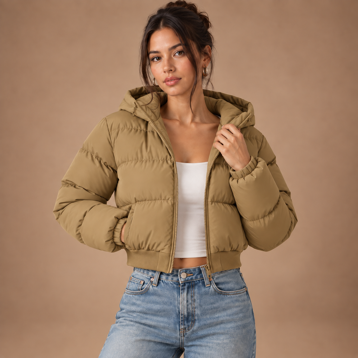 Korte khaki pufferjas voor dames met capuchon – vooraanzicht