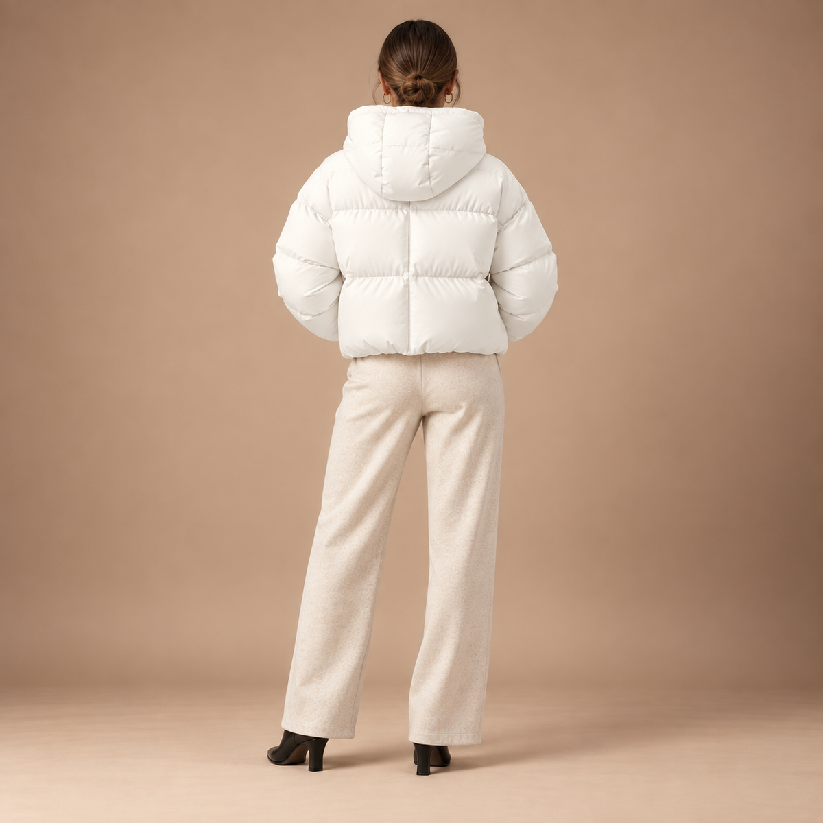 Witte korte gewatteerde winterjas voor dames – achteraanzicht