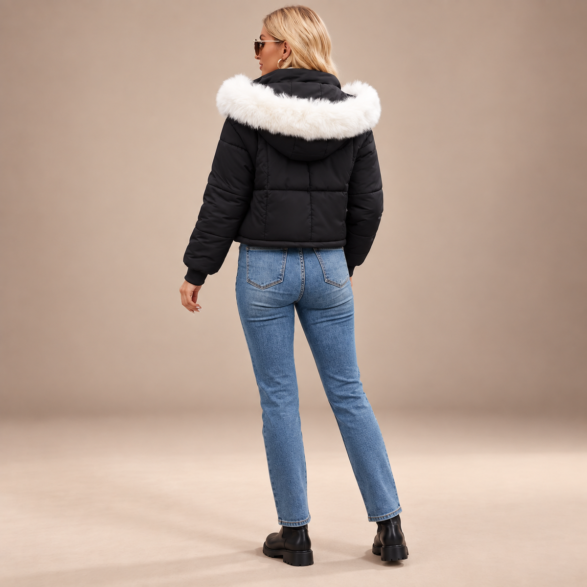 Korte zwarte pufferjas voor dames met witte faux-fur capuchon – achteraanzicht