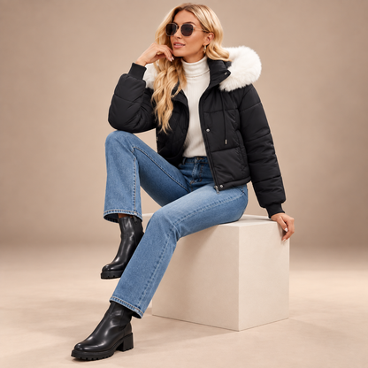 Korte zwarte winterjas voor dames met witte faux-fur capuchon – studio editorial
