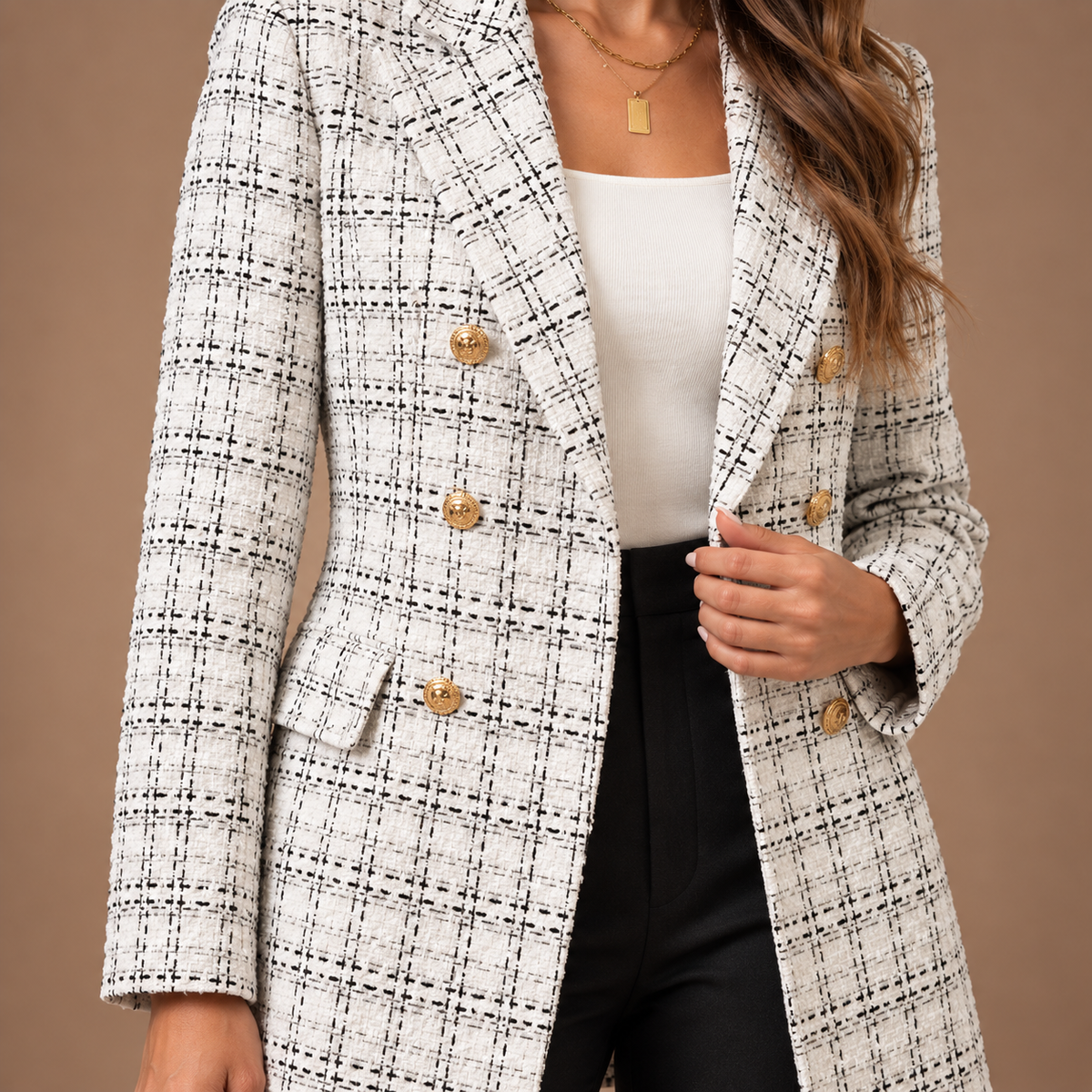 Lange geruite blazer dames in wit – detail gouden knopen