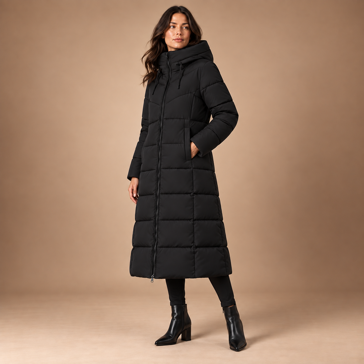 Lange zwarte dames winterjas met capuchon – driekwart aanzicht